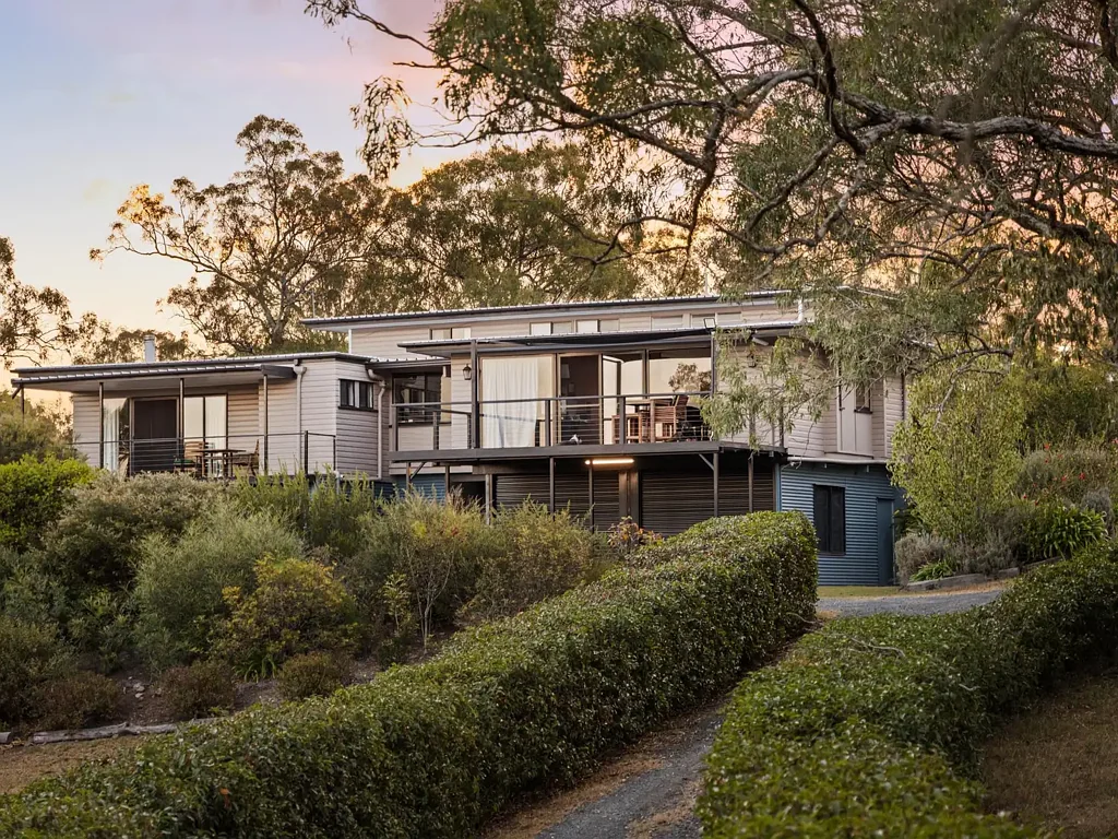 Gowrie Junction 4房  Multi-Level Entertainer with Escarpment Views