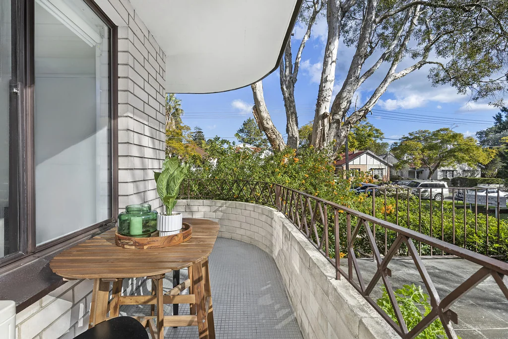 Chatswood 2房 时尚首层公寓，空间宽敞，位置优越 Stylish ground-floor apartment offering both space and the perfect location