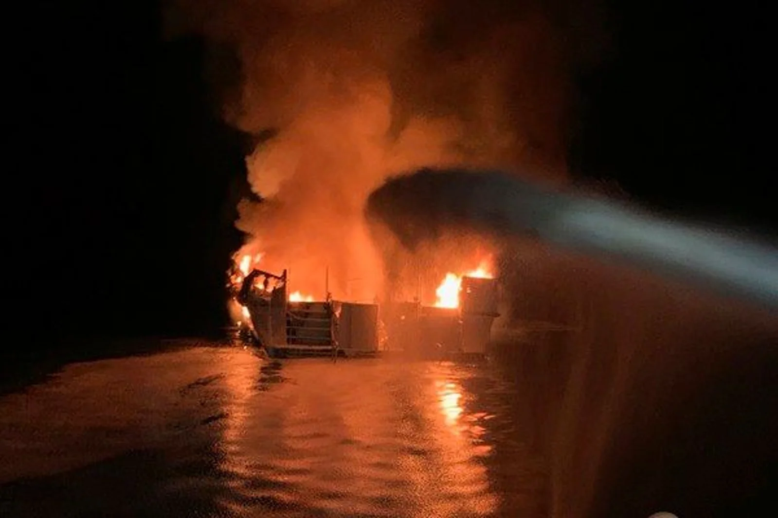 突发加州外海深夜惊传"火烧船"！火舌窜天...34人凶多吉少