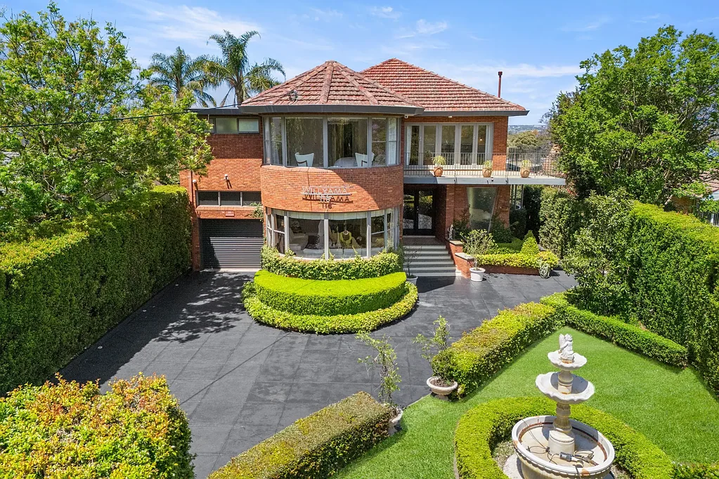 Oatlands 5Moenga Family home on 1024 sqm block