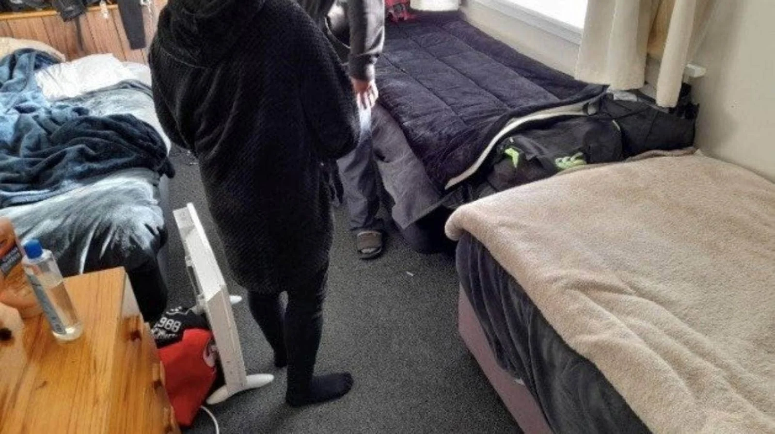 令人发指！海外劳工被曝累到吐血、住车库、揪耳朵、被踩踏、涉案雇主遭到指控……
