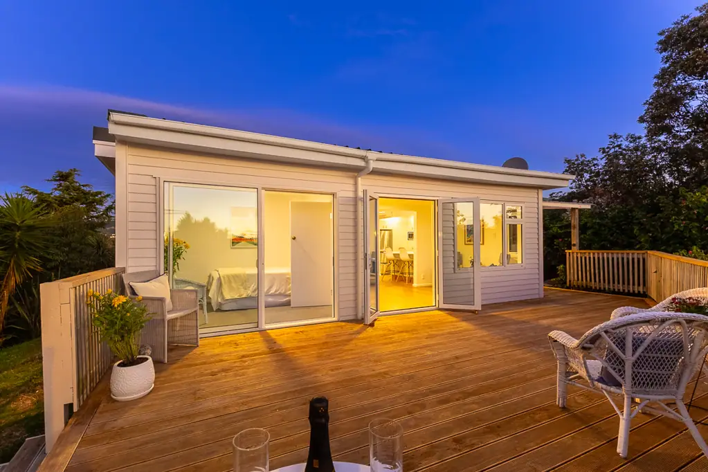 Raumati Beach 3Phòng ngủ Beautifully renovated from the outside in!