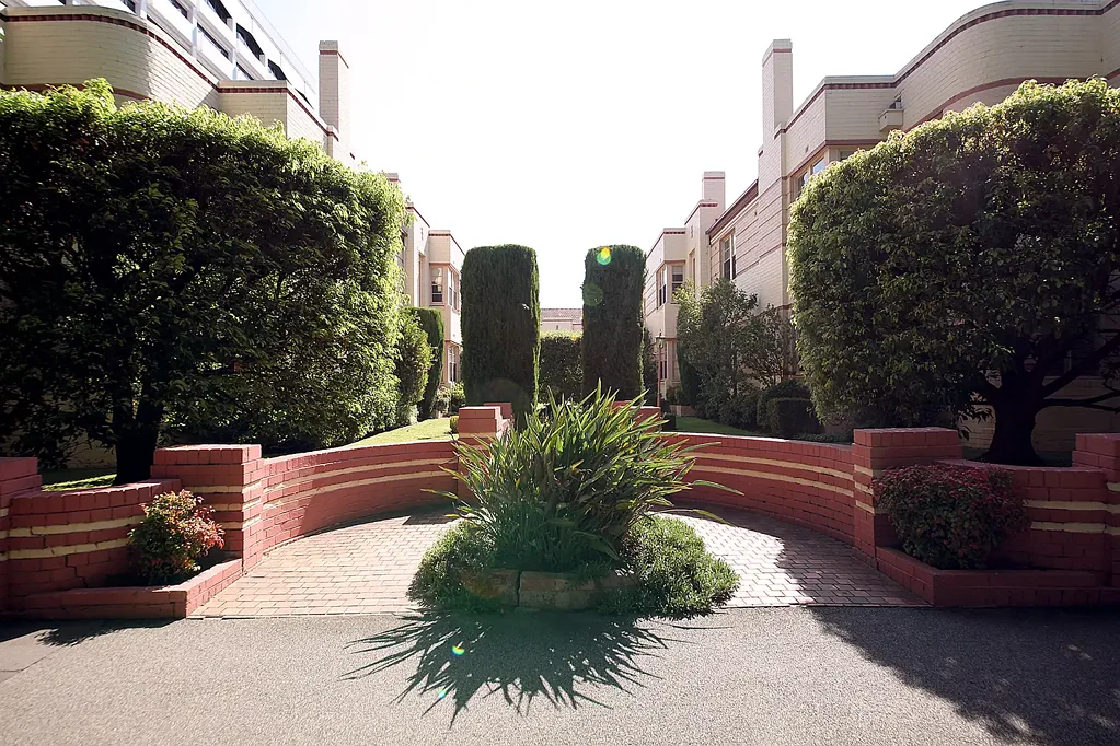 ATTRACTIVE ART DECO APARTMENT OPPOSITE PRINCES PARK