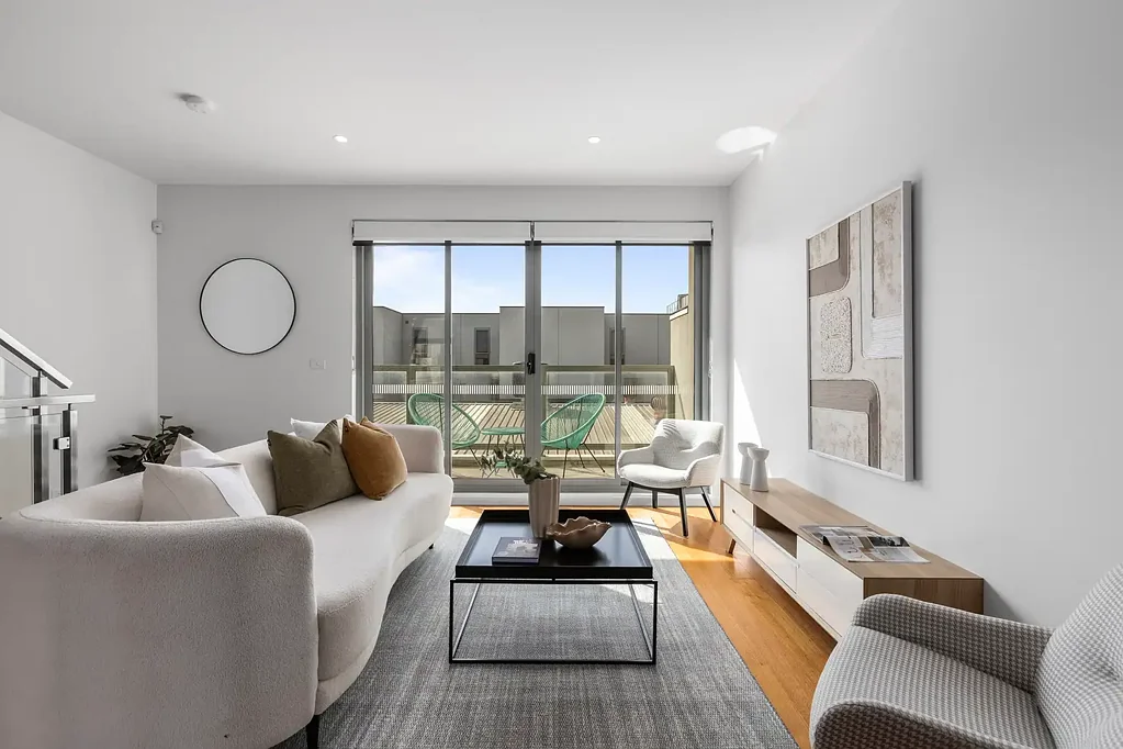 Brunswick East 3房 现代三居室联排别墅 精心设计三层空间 多个户外区域 优质Fisher & Paykel电器 市中心便利生活 Modern Townhouse with Inner-North Lifestyle Appeal
