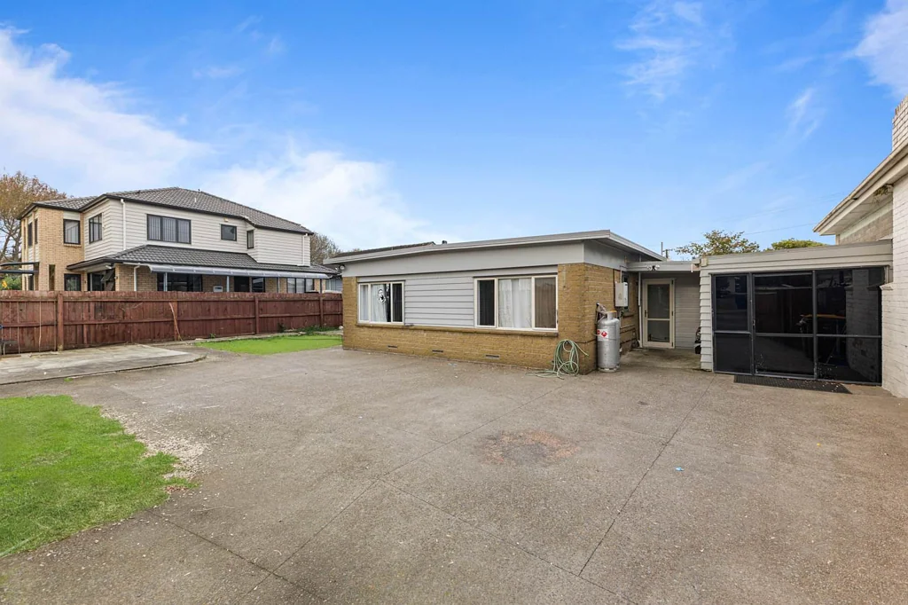 Papatoetoe 2Habitaciones Must Sell- Road Front, Gated & Full of Potential
