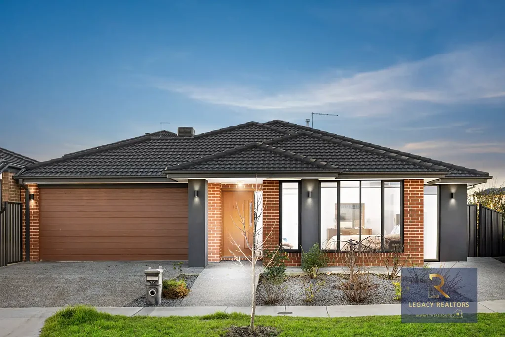 Tarneit 5 Bedroom Henley Homes Display Master Class on 440 sqm Land, Walking Distance to Schools and park!