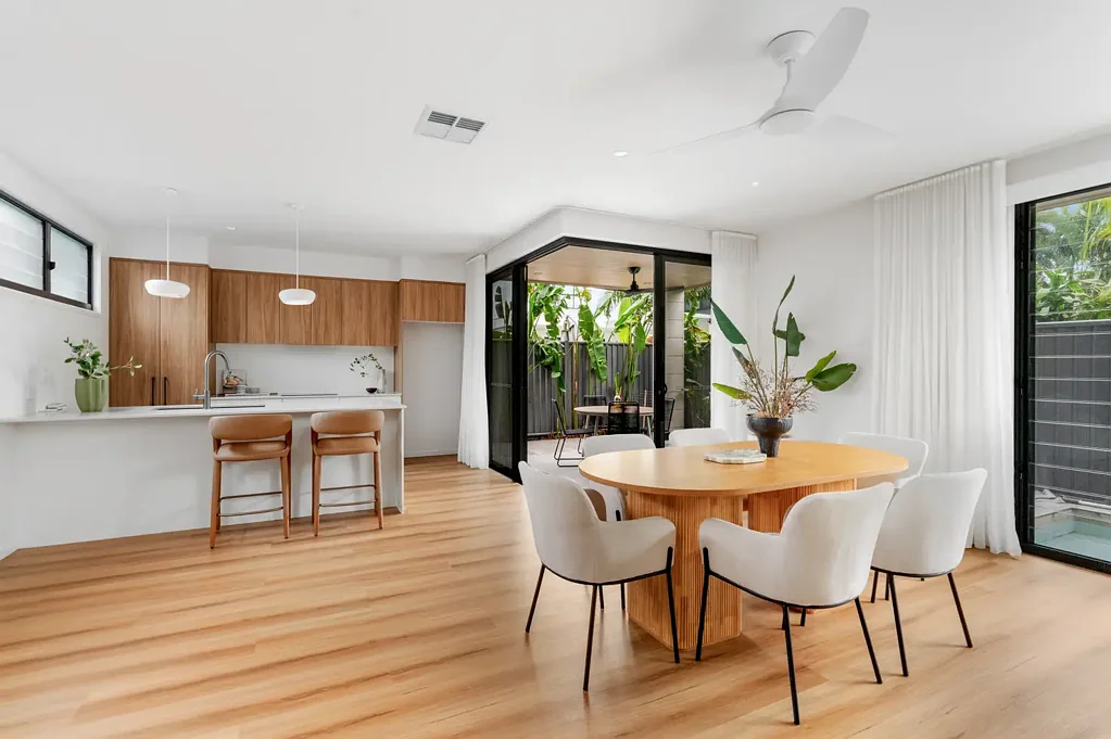 Miami 3 Slaapkamer A Sophisticated Statement in Tri-Level Coastal Living.