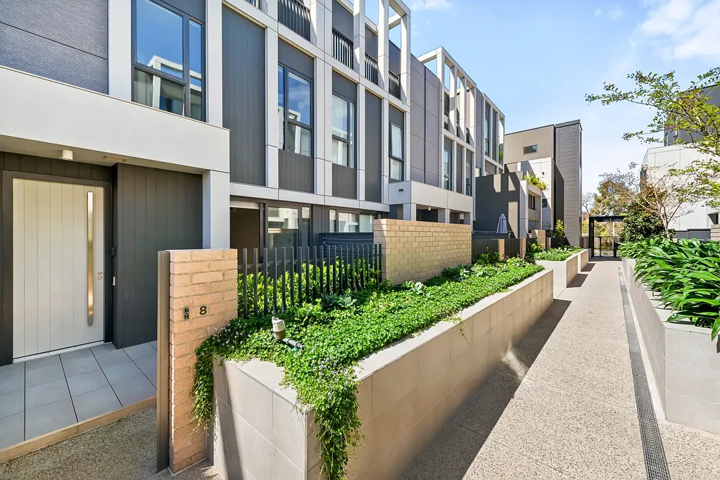 Moonee Ponds 2房 现代住宅中心 地下厨房石台面 室内外娱乐空间 采光好卧室 主卧带阳台 安全停车位 Luxury townhouse in great location!