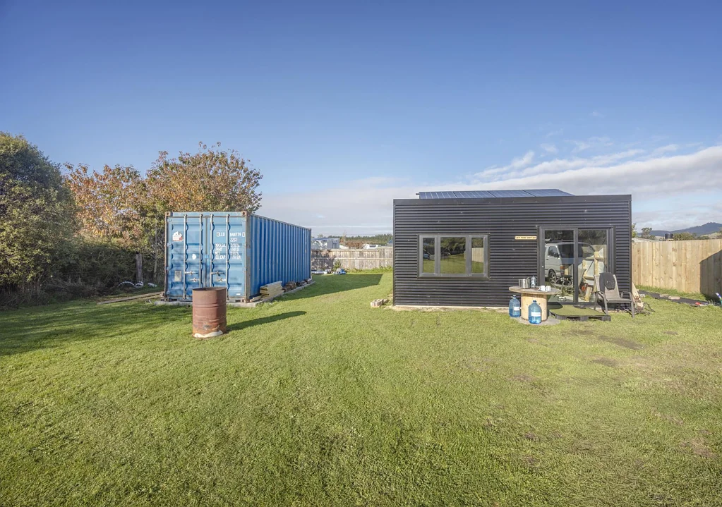 Hampden  UNIQUE SOLAR ESCAPE