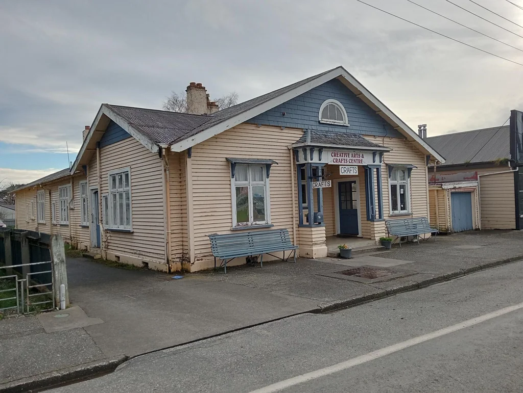 Tuatapere 3 Slaapkamer Showroom / Shop plus Spacious Home