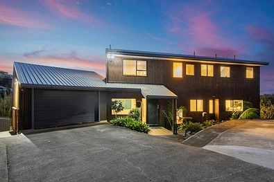 Murrays Bay 6房 优雅住宅！坐拥壮丽海景，Rangi学区内，配备泳池，品质卓越！ Elegant Living, Sea Views & Rangitoto Zones