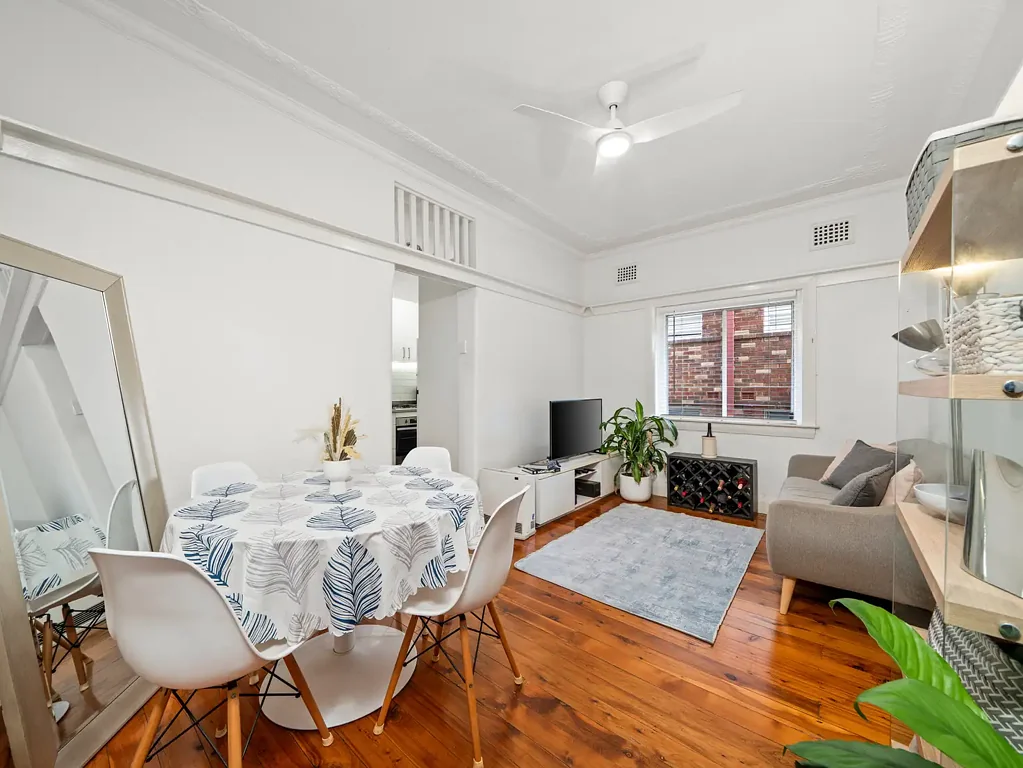 Two Double Bedroom Apartment With Sunroom In Art Deco Building