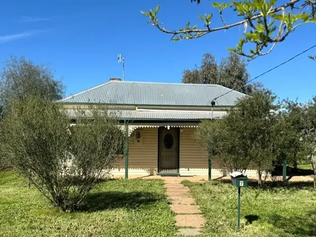 Charlton CHARMING COUNTRY COTTAGE ON A HUGE BLOCK!