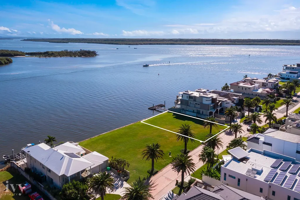 Paradise Point Prime North Facing Broadwater Position on Sovereign Islands