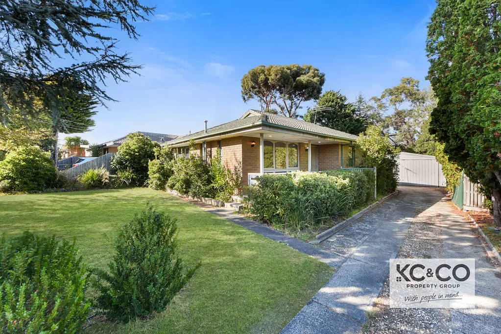 Narre Warren 3房 725平方米大地块 3套高端住宅规划许可！ 宽敞舒适卧室 开放式现代布局 全年舒适气候控制 充足车库空间 宽敞后院 房源周边公园学校 Fountain Gate购物中心近在咫尺 发展潜力无限 投资者开发商自住者首选 SOLID HOME WITH APPROVED PLANS FOR 3 DWELLINGS(725M2 APRX)!!!