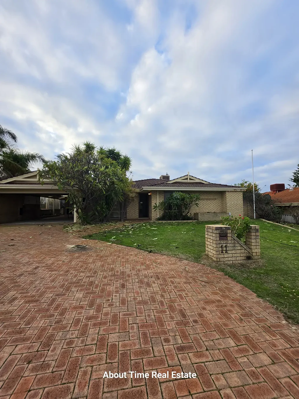Spacious 4-Bed Family Home in Alexander Heights with a pool and solar