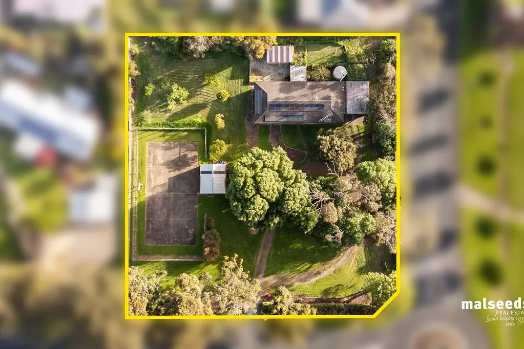 Mount Gambier 6Zimmer Development Opportunity with 2 Storey home in Prime Mount Gambier Position. This one ticks all the boxes.