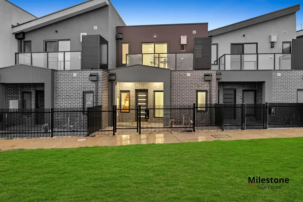 Clyde 4房  ULTRA-MODERN PARK FRONT TOWNHOUSE NO BODY CORP