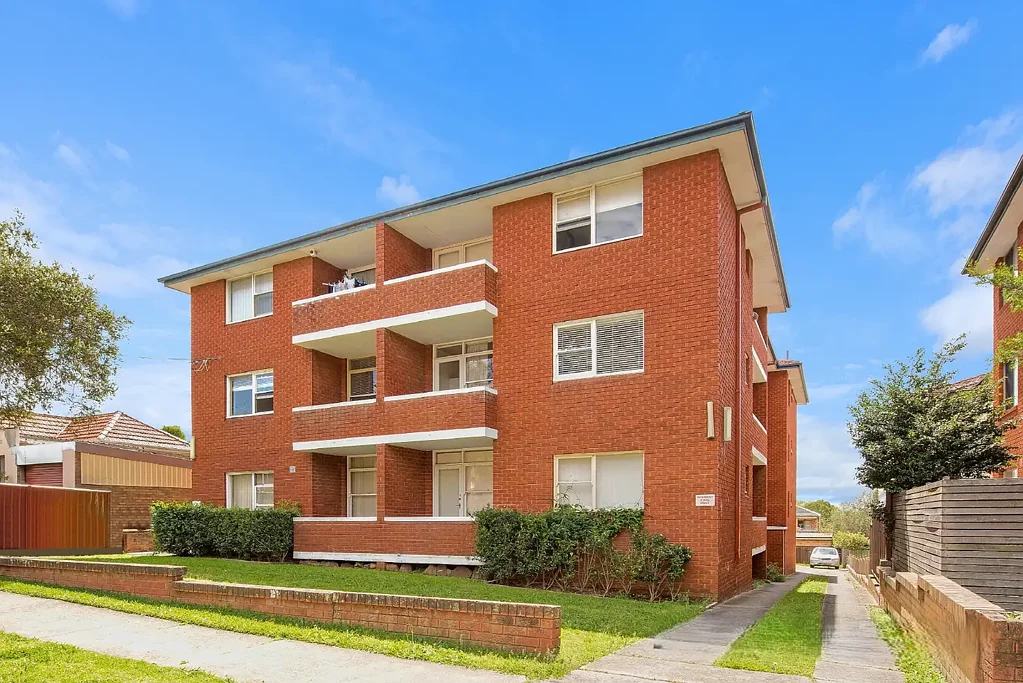 Kingsgrove 2Zimmer Spacious 2-Bedroom Unit with Double Garage in Prime Kingsgrove Location - 126m² of Comfort