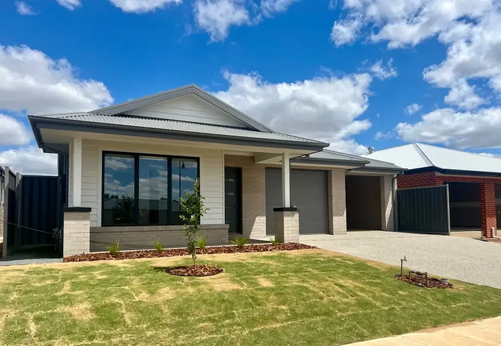 Stylish & Low-Maintenance Living – 2-Bedroom Townhouse