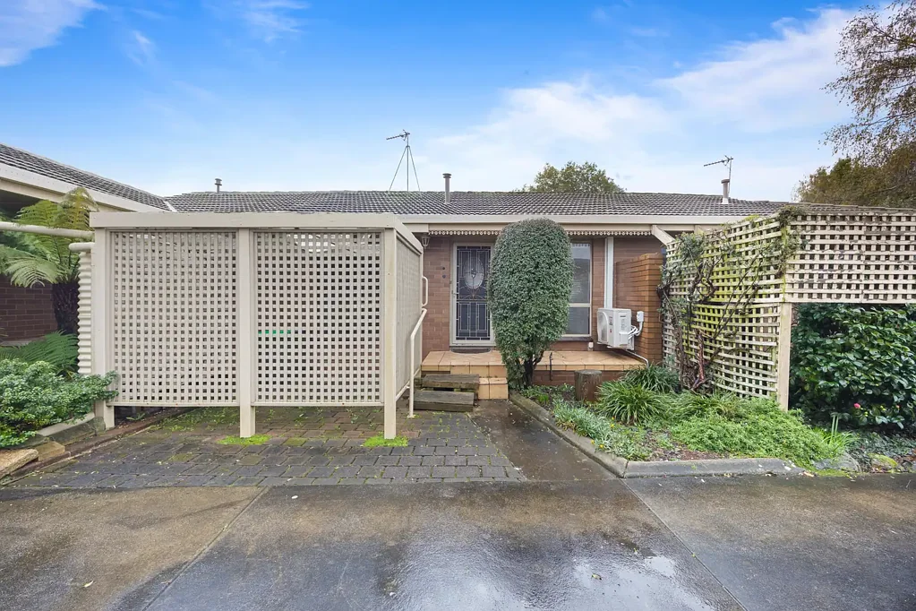 UPDATED ONE BEDROOM FLAT IN QUIET COMPLEX