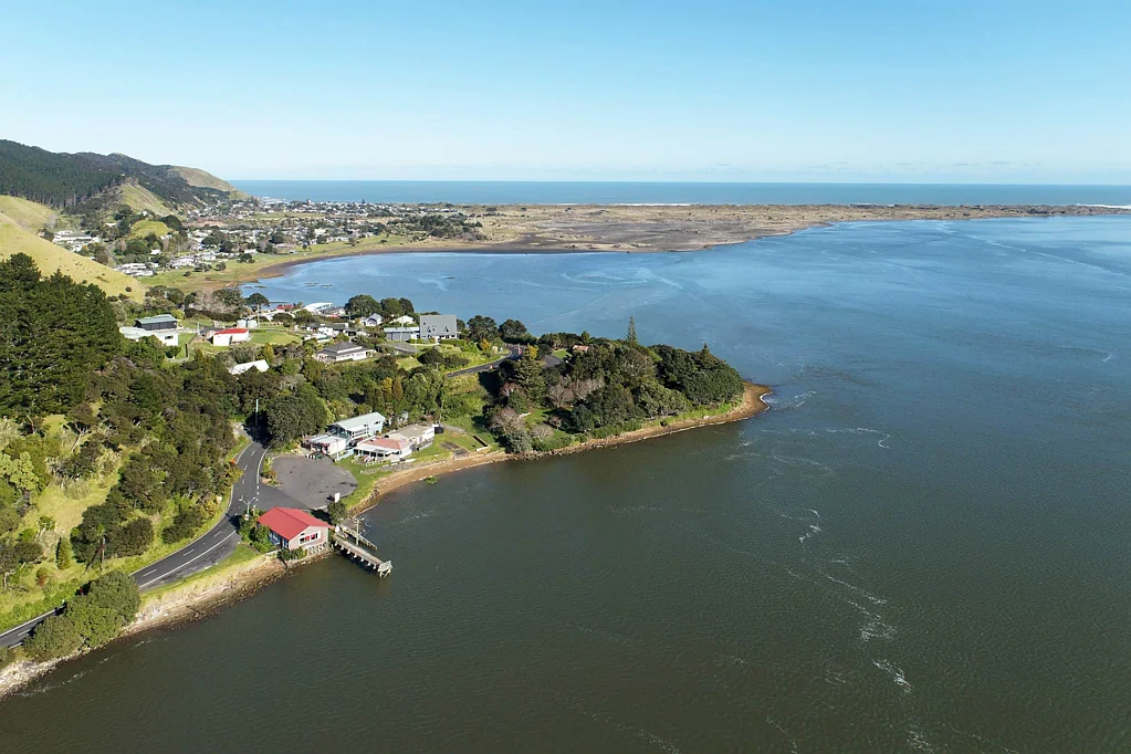 Port Waikato 3房  Waterfront Icon, Great Back Pocket Investment....