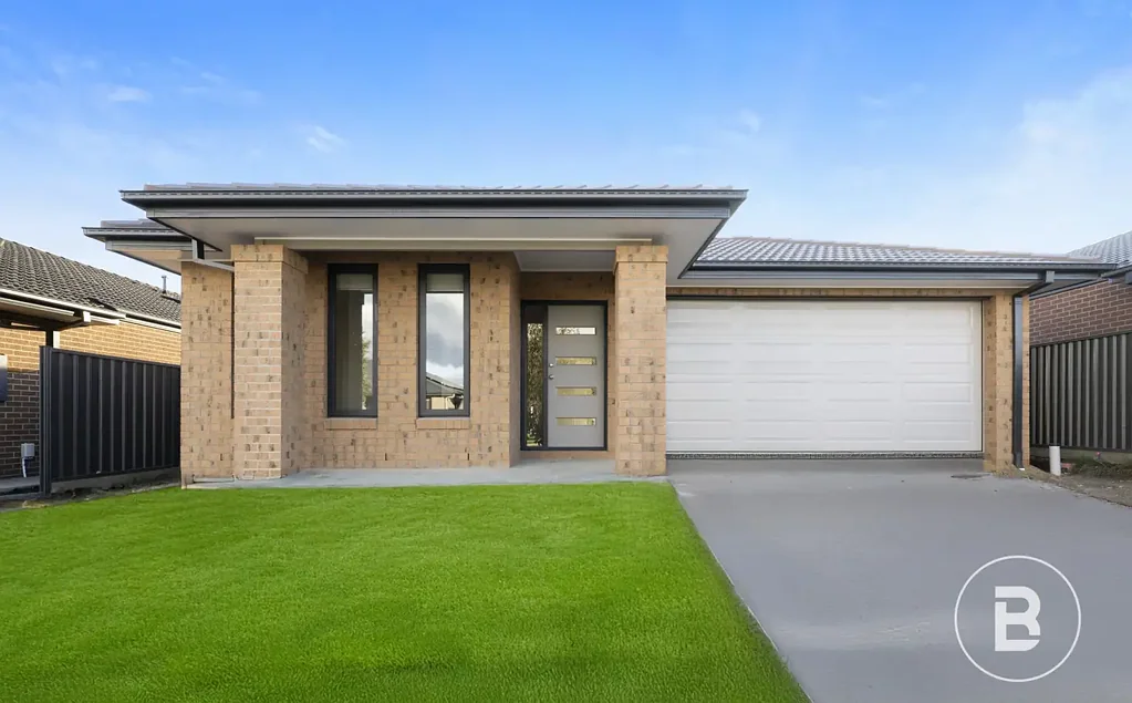 Lucas 4Moenga BRAND NEW LUCAS LIVING WITH FLEXIBLE FAMILY APPEAL