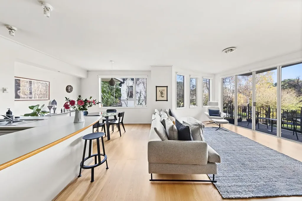 OVERSIZE 2 BEDROOM APARTMENT