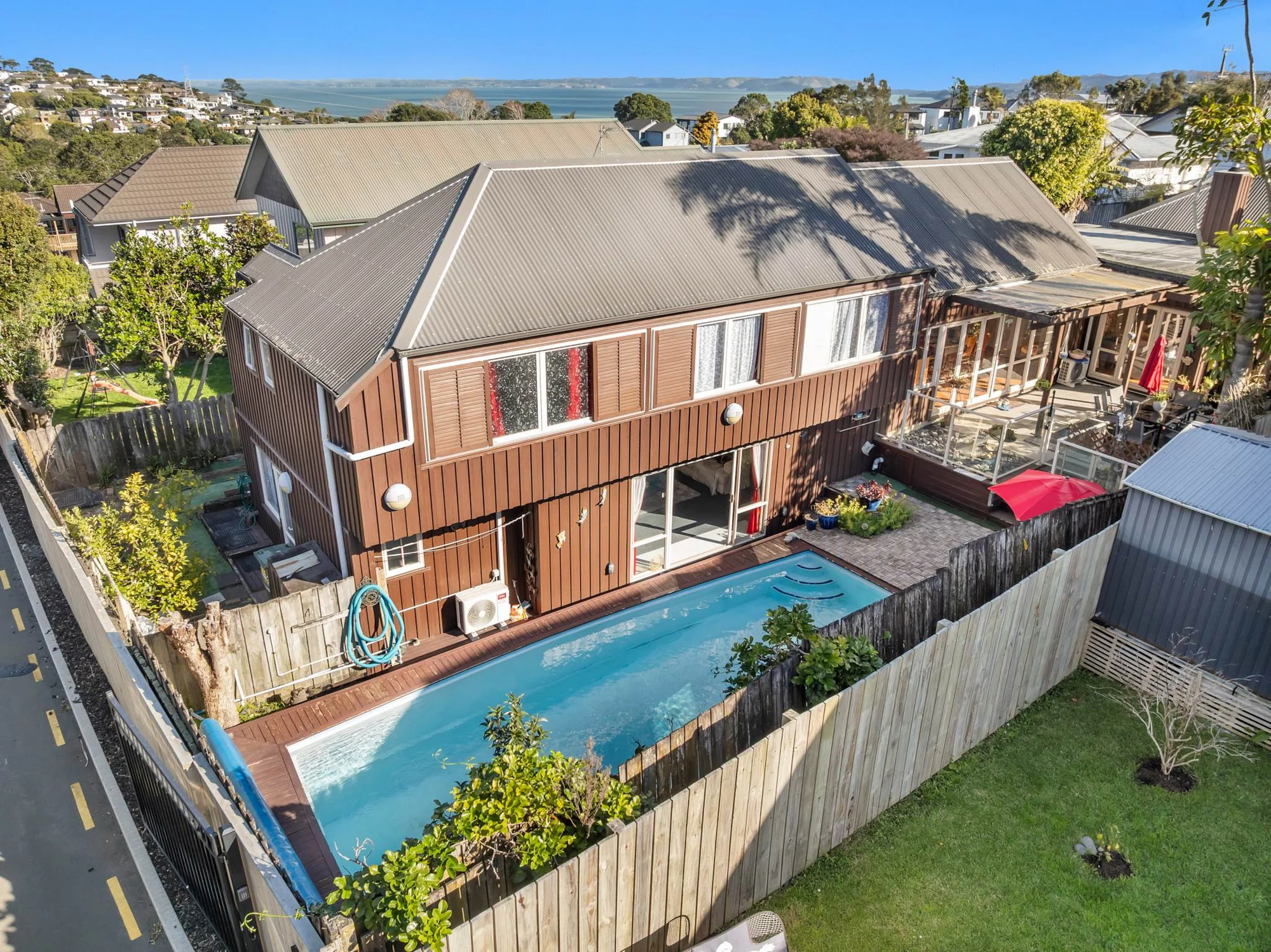 Mount Roskill 4房 家庭生活天花板｜多功能起居空间+私家泳池，近 Lynfield Cove Your Private Family Sanctuary Near Lynfield Cove