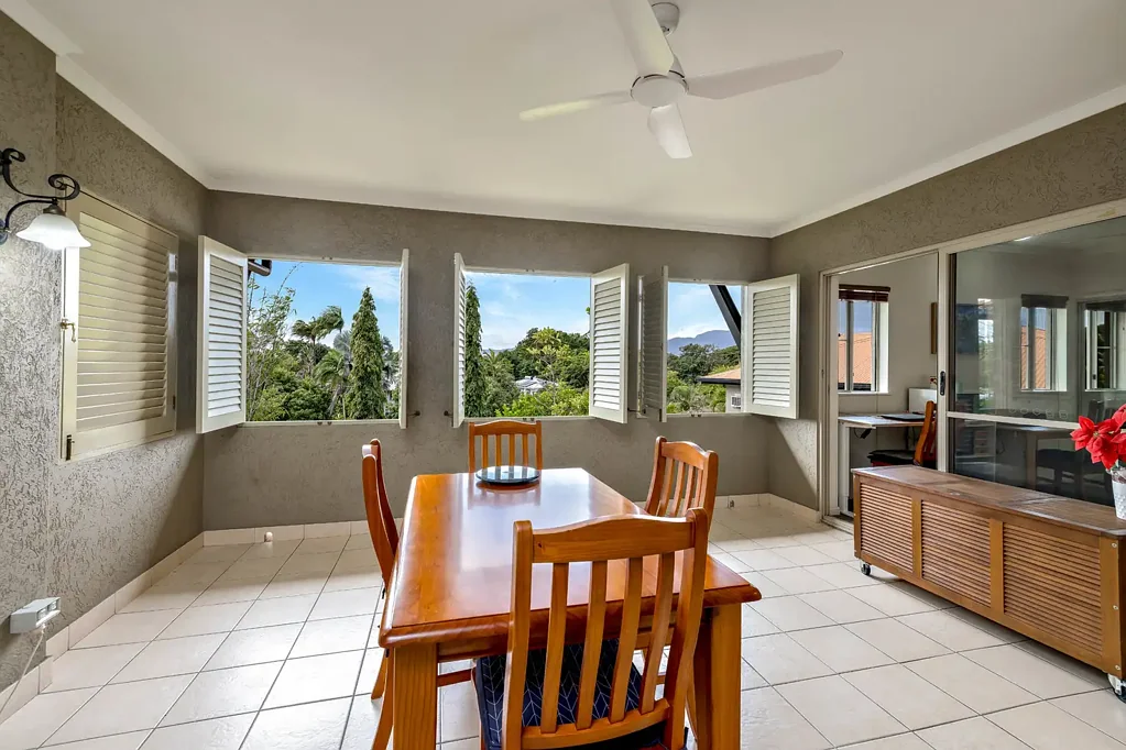 Cairns North 2 Slaapkamer TOP FLOOR, EASTERLY ASPECT, CORNER LOCATION = EVERYTHING YOU'VE BEEN SEARCHING FOR