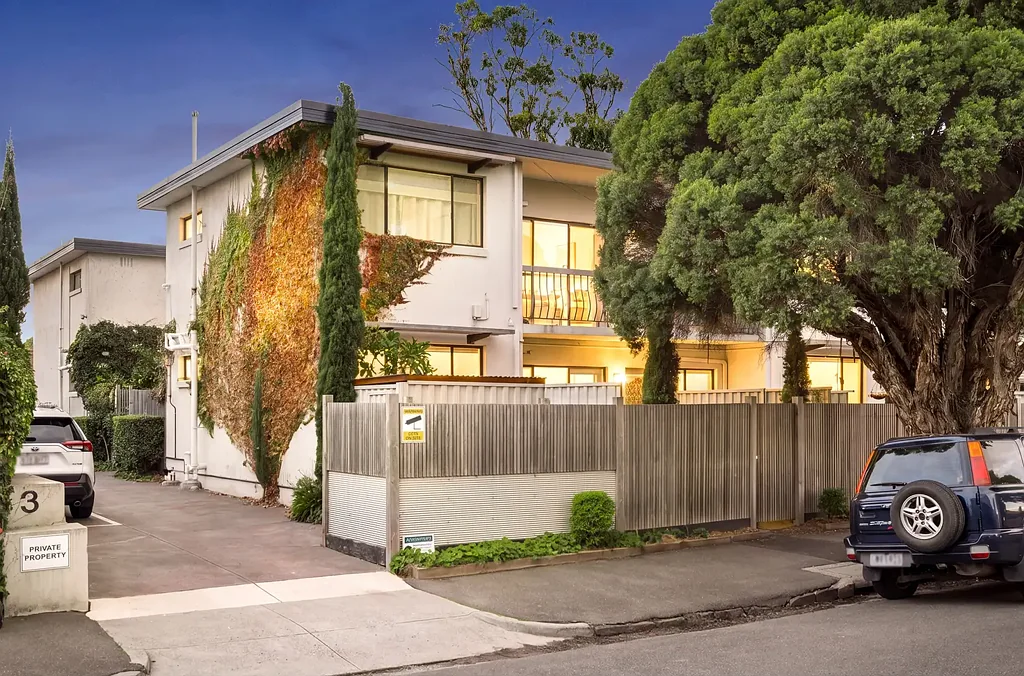 Brunswick East 1房 充足采光 一楼公寓 精美厨房 厨师梦想 私人庭院 停车位宽敞卧室 大型窗户 现代装修 地砖橱柜 距CBD近 交通便利 咖啡餐厅 Perfectly tucked away just off Lygon Street