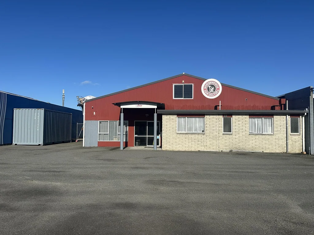 Levin  High-exposure commercial location