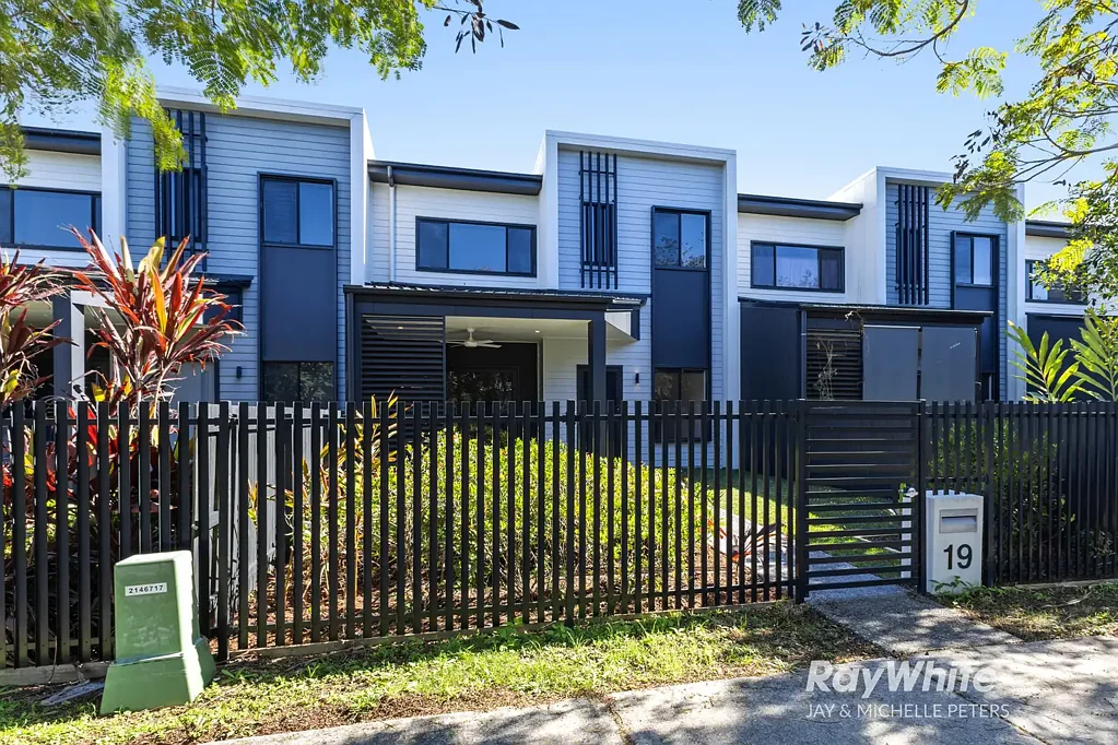 Newport 3 Slaapkamer Freehold Living in a Prime Newport Location with Nothing Left to Spend