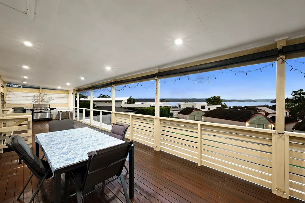 Valentine 5房  Dual-Level Gem with Lake Views and Rare Versatility