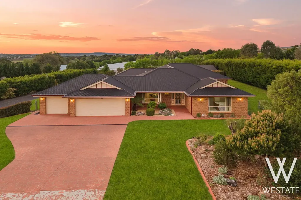 White Rock 7ਬੈੱਡਰੂਮ PRESTIGE LIVING AWAITS IN BATHURST'S PREMIER ESTATE