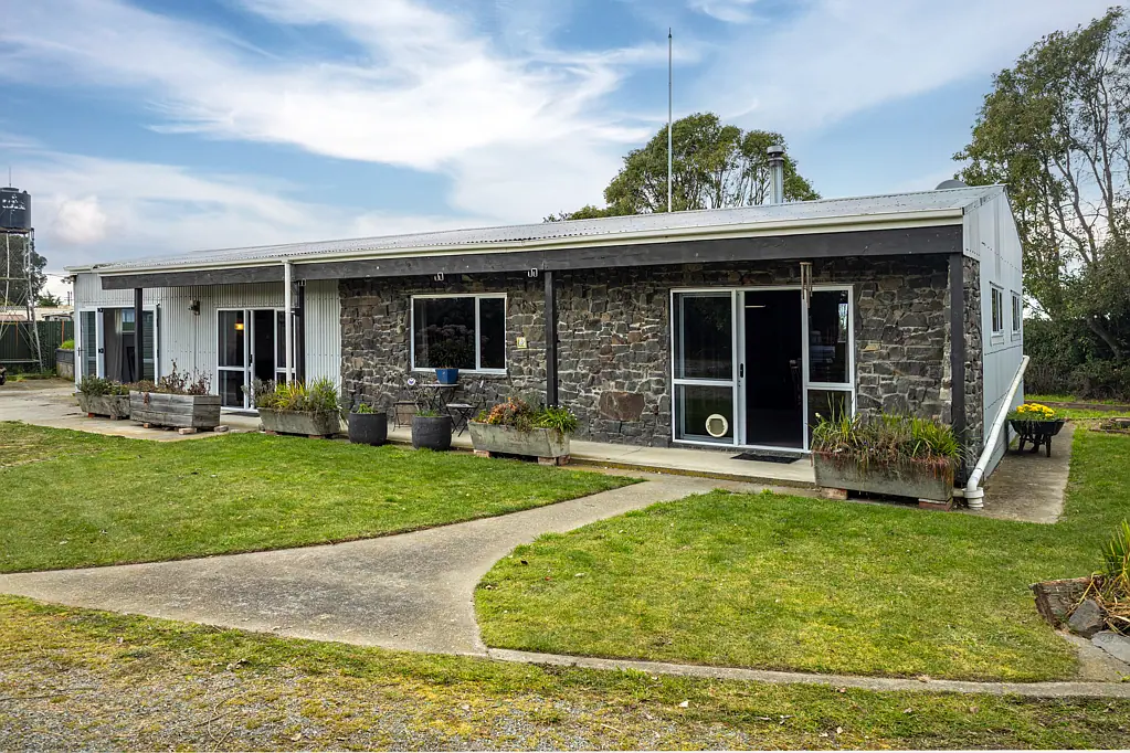 Pareora 2房  Pack your bags-Home and sheds galore up for grabs