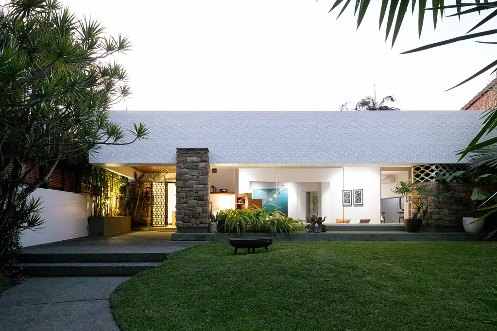 Centennial Park 4Zimmer Exceptionally Rare Modernist Architectural Home in Prestigious Centennial Park Address