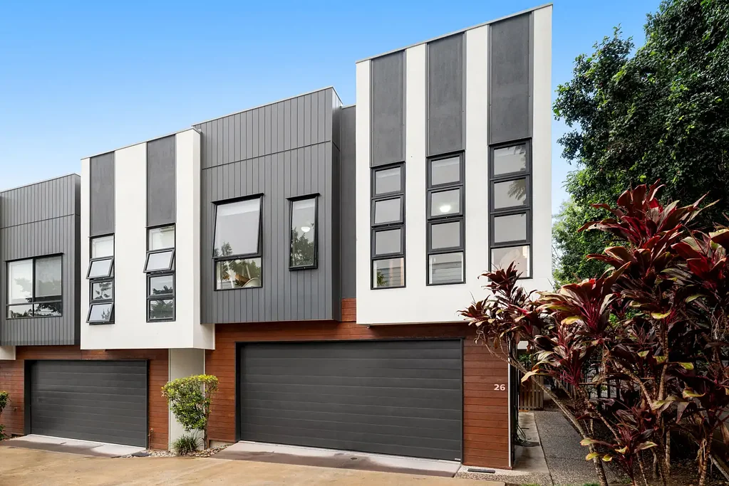 Everton Park 4房 获奖建筑设计 高级Caesarstone饰面 开放式宽敞布局 四卧主套房 双车位车库 中央空调 太阳能系统 度假村式设施 中心地段便利 AUCTION | Saturday 6th June IF NOT SOLD PRIOR