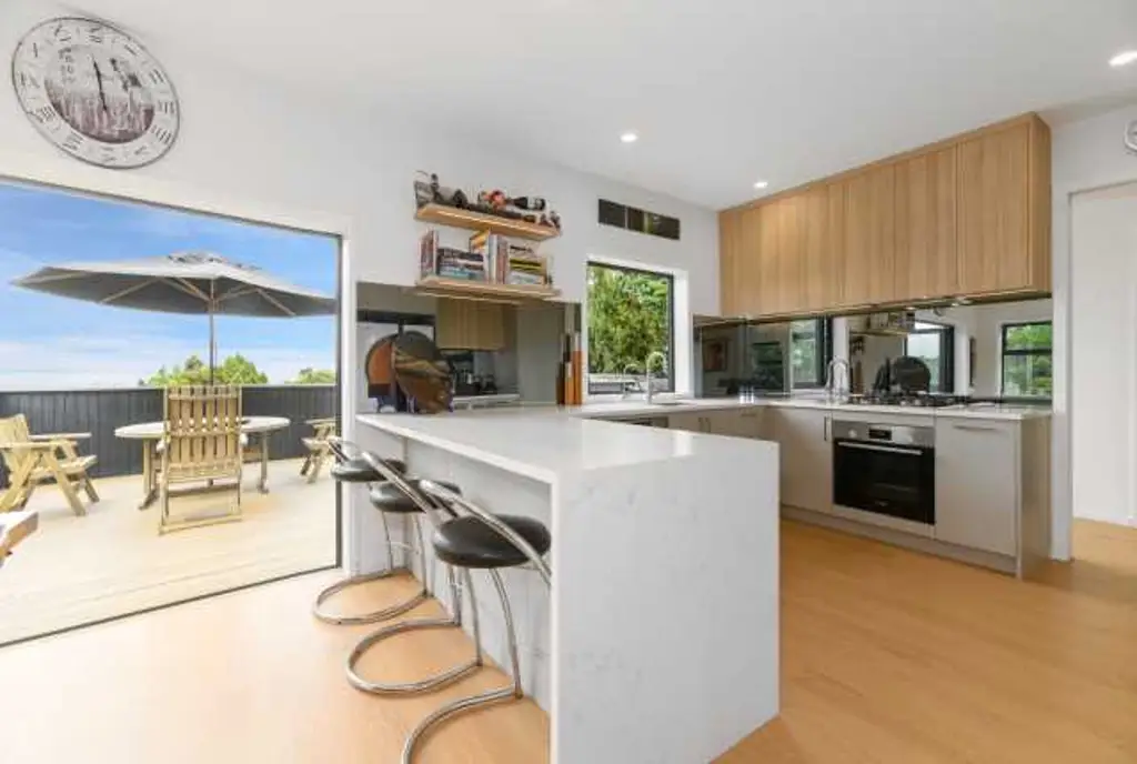 Auckland Central 4房  Titirangi Village Home & Income with Epic Views!