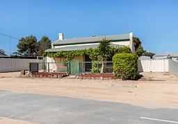 35 Bay Rd, Moonta Bay