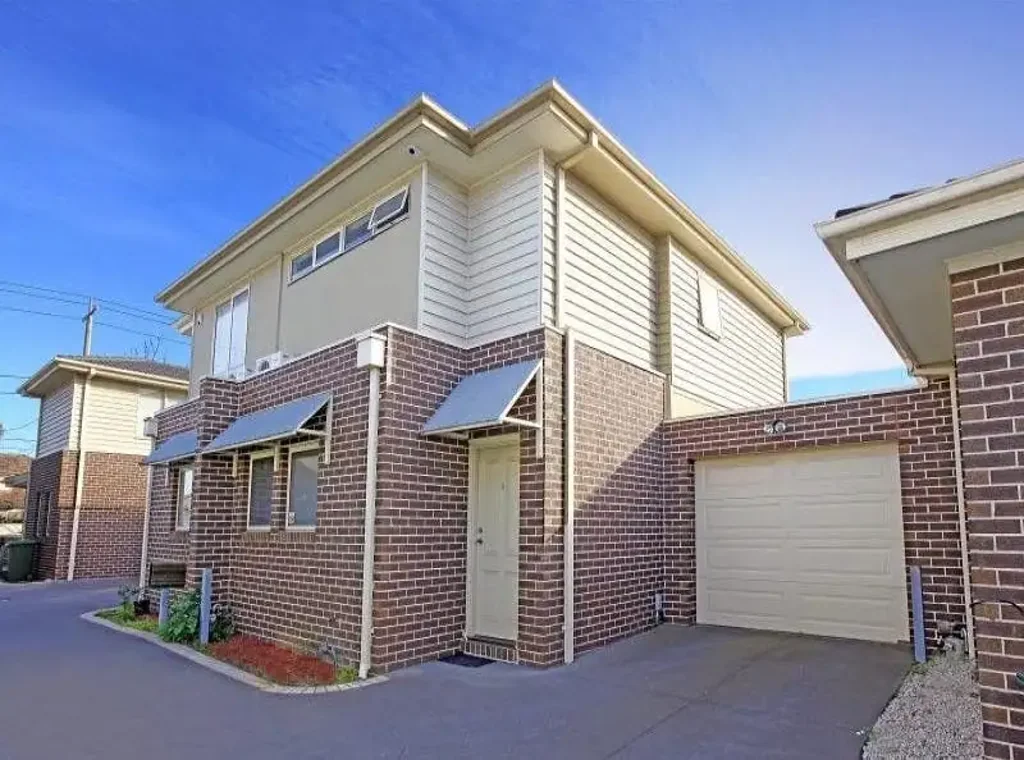 LIGHT FILLED 2 BEDROOM IN A GREAT LOCATION