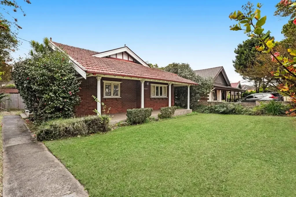 Strathfield 5ਬੈੱਡਰੂਮ Charming Corner Block Oasis with Granny Flat & Development Potential on 727sqm parcel
