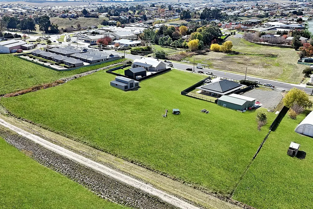 Kelso  Town-Edge Acreage with Big Possibilities