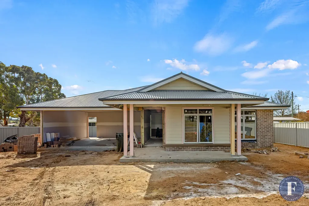 Boorowa 4 Bedroom Modern Family Living - Prime Location
