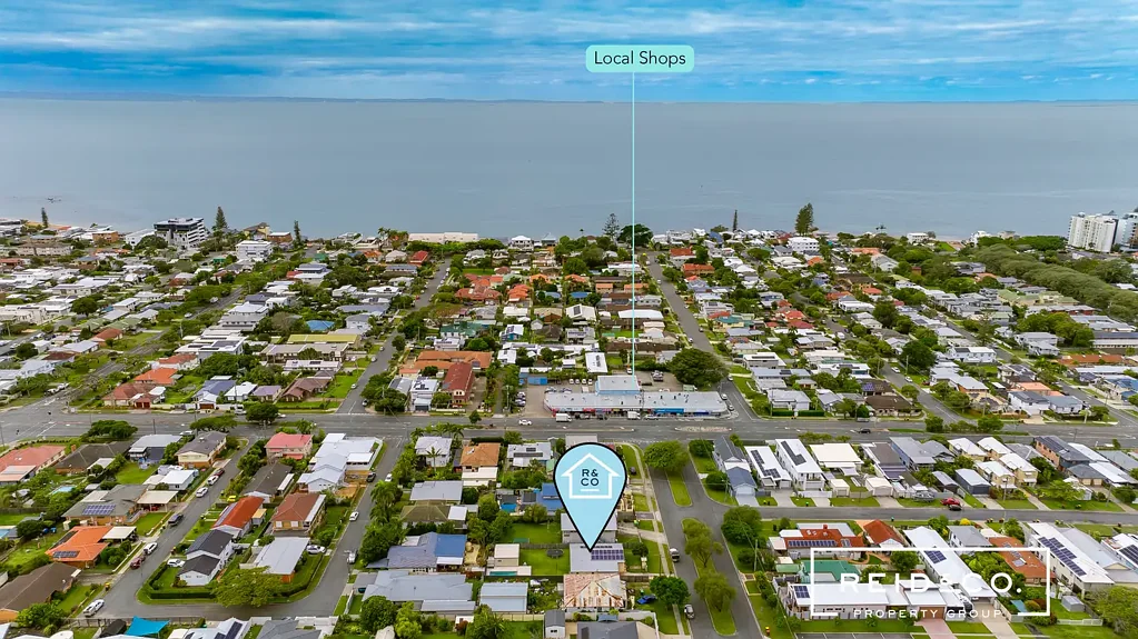 Redcliffe 3房 宽敞607平地块 超大双车库 闪亮地下泳池 品质厨房岛台 步行滨水区 无洪水风险 Rare side access to double shed and pool!