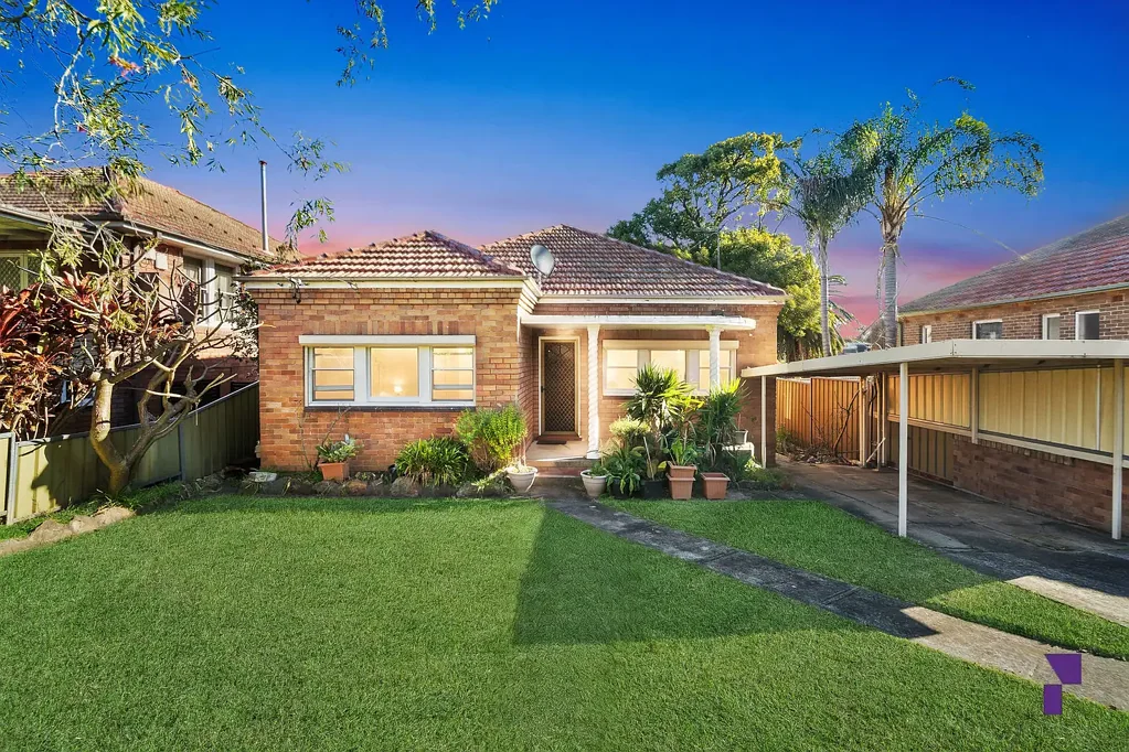 Punchbowl 3ਬੈੱਡਰੂਮ Contemporary family home only 750m from Punchbowl Station and Shops