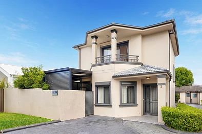 Kingsgrove 4房 总面积261平方米，临街独立式四卧室联排别墅，位于精品小区内 Total 261sqm Street Facing Freestanding 4-Bedroom Townhouse in a Boutique Complex