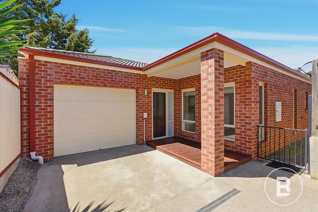 Bacchus Marsh 3房 Main街便捷生活 三卧书房宽敞 全新装修明亮 设备齐全厨房 管道冷暖双供 低维护后院舒适 SPACIOUS FAMILY HOME