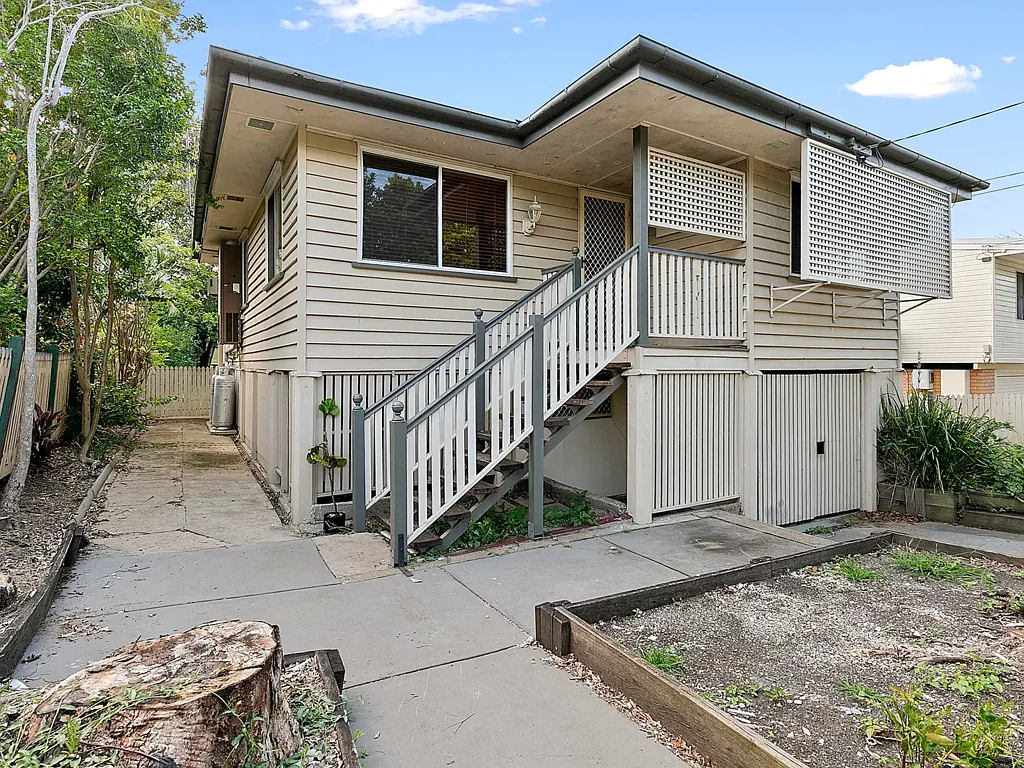 GREAT LOCATION… NEAT & TIDY HOMEWITH EXTRA ROOM FOR GAMES OR OFFICE ROOM