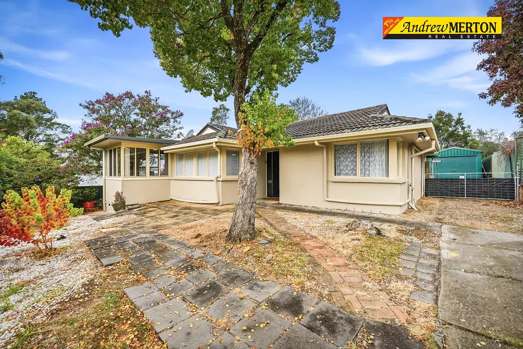 Hazelbrook 3房 Hazelbrook宁静家园 宽敞地块 三卧多区 现代厨卫 日光室充沛 户外娱乐空间充足 步行至村社与学校 Spacious Family Living with Huge Sunroom & Entertainer's Backyard in Peaceful Hazelbrook